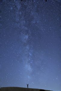 איש מרים ידיים לשמיים