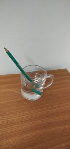 רפרקציה עיפרון בכוס מים