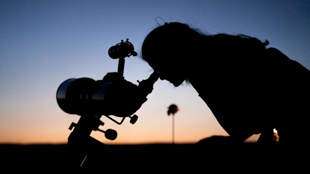 אישה צופה בטלסקופ