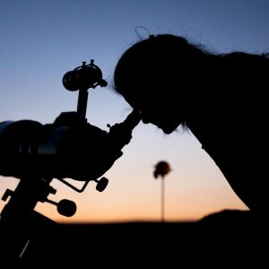 אישה צופה בטלסקופ